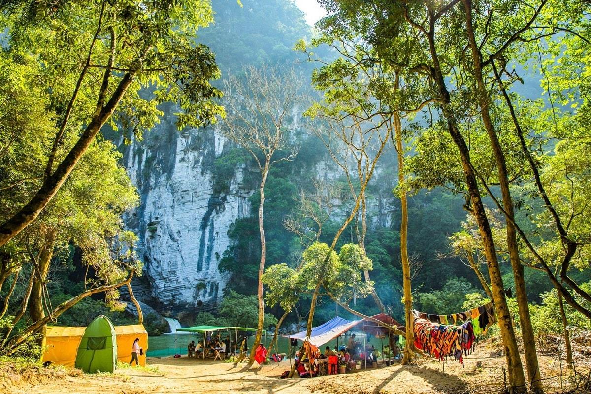 Trekking cắm trại thung lũng Sinh Tồn, khám phá Hang E, Quảng Bình